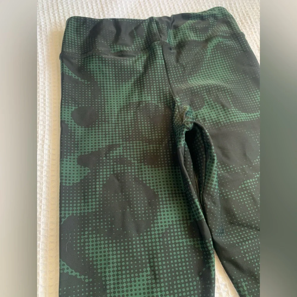 BootyQueen Apparel Women’s Green Black Dotted Camo Workout Gym Leggings - Size L